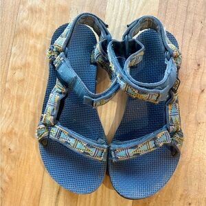 Teva Women’s size 7 sandal.